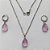 CONJUNTO EM AÇO INOXIDÁVEL - (AÇO03) CONJUNTO COM CORRENTE 50CM E BRINCOS ARGOLAS DE PRESSÃO COM PINGENTES EM RESINAS LILÁS 10X14MM - COMPOSIÇÃO: AÇO INOXIDÁVEL - (AÇO1655) ACCJ000056 - Imagem 1