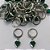 BRINCO EM AÇO INOXIDÁVEL - BRINCOS ARGOLAS DE PRESSÃO COM PINGENTE EM ZIRCÔNIA CORAÇÃO VERDE ESCURA 7X8MM - COMPOSIÇÃO: AÇO INOXIDÁVEL - (AÇO1731)- ACBR000268 - Imagem 1