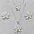 CONJUNTO FOLHEADO A PRATA COM 50 MILÉSIMOS + VERNIZ DIAMOND - CONJUNTO COM CORRENTE 45CM - BRINCOS DE PINO E PINGENTES EM FLORES ESMALTADAS BRANCA 21X23MM (PRA113) PRCJ000136 - Imagem 1
