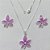 CONJUNTO FOLHEADO A PRATA COM 50 MILÉSIMOS + VERNIZ DIAMOND - CONJUNTO COM CORRENTE VENEZIANA 45CM - BRINCOS DE PINO E PINGENTES EM FLORES ESMALTADAS LILÁS 21X23MM (PRA114) PRCJ000137 - Imagem 1