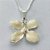 CONJUNTO FOLHEADO A PRATA COM 50 MILÉSIMOS + VERNIZ DIAMOND - CONJUNTO COM CORRENTE VENEZIANA 45CM - BRINCOS DE PINO E PINGENTES EM FLORES ESMALTADAS BEGE 19X16MM - (PRA133)PRCJ000140 - Imagem 2