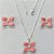 CONJUNTO FOLHEADO A PRATA COM 50 MILÉSIMOS + VERNIZ DIAMOND - CONJUNTO COM CORRENTE VENEZIANA 45CM - BRINCOS DE PINO E PINGENTES EM FLORES ESMALTADAS ROSAS 19X16MM - (PRA134) PRCJ000141 - Imagem 1
