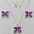 CONJUNTO FOLHEADO A PRATA COM 50 MILÉSIMOS + VERNIZ DIAMOND - CONJUNTO COM CORRENTE VENEZIANA 45CM - BRINCOS DE PINO E PINGENTES EM FLORES ESMALTADAS ROXAS COM PRETO 19X16MM - (PRA137)PRCJ000144 - Imagem 1