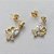 BRINCO FOLHEADO A OURO - BANHADO COM 5 MILÉSIMOS + VERNIZ DIAMOND - BRINCO DE PINO COM FLOR COM PEDRAS EM ZIRCÔNIAS 17MM - (OURO283) OUBR000222 - Imagem 2