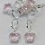 BRINCO FOLHEADO A PRATA COM 50 MILÉSIMOS + VERNIZ DIAMOND - BRINCO ARGOLINHA DE PRESSÃO (TRANQUETA) TIPO VAN CLEEF BORBOLETA ROSA VIDRO 10MM (PRA382)(PAR) PRBR0001191 - Imagem 1