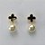 BRINCO FOLHEADO A OURO - BANHADO COM 5 MILÉSIMOS + VERNIZ DIAMOND -  BRINCO DE PINO TREVO PRETO E PÉROLA 16MM - (OURO322)OUBR000237 - Imagem 1