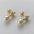 BRINCO FOLHEADO A OURO - BANHADO COM 5 MILÉSIMOS + VERNIZ DIAMOND -  BRINCO DE PINO TREVO BRANCO E PÉROLA 16MM - (OURO323)OUBR000239 - Imagem 2