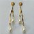 BRINCO FOLHEADO A OURO - BANHADO COM 5 MILÉSIMOS + VERNIZ DIAMOND - BRINCO DE PINO BASE DESENHADA E PÉROLAS 7MM - (OURO337) OUBR000252 - Imagem 1