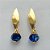 BRINCO FOLHEADO A OURO - BANHADO COM 5 MILÉSIMOS + VERNIZ DIAMOND - BRINCO DE PINO BASE FOLHA E PEDRA DE CRISTAL LEITOSA AZUL 31MM (OURO366) OUBR000266 - Imagem 1