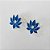 BRINCO FOLHEADO A PRATA COM 50 MILÉSIMOS + VERNIZ DIAMOND - BRINCO DE PINO FLOR COM ZIRCÔNIA ESMALTADA AZUL ESCURA 14X16MM (PRA804) PRBR001443 - Imagem 2