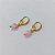BRINCO FOLHEADO A OURO - BANHADO COM 5 MILÉSIMOS + VERNIZ DIAMOND - BRINCO DE PINO BASE ANZOL E PEDRA CRISTAL ROSA E BRANCA 27MM - (OURO1295) OUBR000546 - Imagem 2