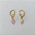 BRINCO FOLHEADO A OURO - BANHADO COM 5 MILÉSIMOS + VERNIZ DIAMOND - BRINCO DE PINO BASE ANZOL E PEDRA CRISTAL ROSA E BRANCA 27MM - (OURO1295) OUBR000546 - Imagem 1