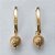 BRINCO FOLHEADO A OURO - BANHADO COM 5 MILÉSIMOS + VERNIZ DIAMOND - BRINCO DE PINO COM BASE COMPRIDA E PINGENTE ESFERA COM BRILHOS 10MM - (OURO399) OUBR000603 - Imagem 1