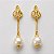 BRINCO FOLHEADO A OURO - BANHADO COM 5 MILÉSIMOS + VERNIZ DIAMOND - BRINCO DE PINO BASE DESENHADA E PÉROLA 48MM - (OURO316) OUBR000622 - Imagem 1