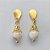 BRINCO FOLHEADO A OURO - BANHADO COM 5 MILÉSIMOS + VERNIZ DIAMOND - BRINCO DE PINO GOTA E PINGENTE EM MADRE PÉROLA 7MM - (OURO519) OUBR000630 - Imagem 1