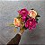 BUQUE DE PEONIA C/HORTENSIA X6 FUCSIA C/CREME 32CM 132078 - Imagem 2