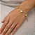 Pulseira Elo Oval 3 Corações Abaulados Pendurados Folheado a Ouro 18K - Imagem 1