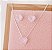 CONJUNTO PRATEADO COLAR E BRINCO CORAÇÃO ROSA CLARO - Imagem 1