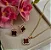 CONJUNTO DOURADO TREVO VERMELHO CRAVEJADO - Imagem 1