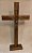 CRUCIFIXO MADEIRA COM MEDALHA DE SÃO BENTO - MESA E PAREDE - Imagem 1