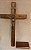 CRUCIFIXO MADEIRA COM MEDALHA DE SÃO BENTO - MESA E PAREDE - Imagem 3