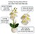 1 Arranjo de orquídea realista com vaso pedrinhas naturais flores grandes - Imagem 3