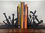 Aparador de livros flechas, espadas e machados - Imagem 1