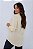 CAMISA FEMININA OVERSIZED GOLA TRADICIONAL EM VISCOLINHO OFF WHITE - Imagem 2