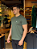 Camiseta Acostamento Lobo Nas Costas Verde Nativo - Imagem 2