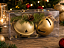 Conjunto 2 Bolas Guizo Natal Premium Ouro Velho 8cm - Imagem 2
