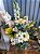 Arranjos com mix de flores brancas e leve toque de amarelo - Imagem 2