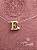 Colar Letra "E" com Fio Invisível - Imagem 1