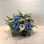 ARRANJO MIX DE FLORES BRANCAS E AZUL EM VASO TRANSPARENTE QUADRADO DE VIDRO - Imagem 1