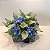 ARRANJO MIX DE FLORES BRANCAS E AZUL EM VASO TRANSPARENTE QUADRADO DE VIDRO - Imagem 3