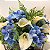 ARRANJO MIX DE FLORES BRANCAS E AZUL EM VASO TRANSPARENTE QUADRADO DE VIDRO - Imagem 2