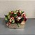 ARRANJO DE FLORES VERMELHAS E ROSAS MISTAS EM VASO QUADRADO ROSE DE CERAMICA - Imagem 1