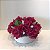 ARRANJO DE FLOR MARSALA COM VASO BRANCO OFF WHITE DE CERAMICA. - Imagem 1