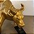 ESCULTURA TOURO WALL STREET EM RESINA DOURADO - Imagem 3