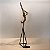 ESCULTURA GINASTA DOURADA COM BASE EM METAL - Imagem 1
