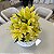 ARRANJO COM LÍRIO AMARELO E CACHEPOT BRANCO 64X45CM - Imagem 2