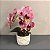 ARRANJO COM DUAS ORQUIDEAS ROSA EM VASO BRANCO COM DETALHES 38X23CM - Imagem 1