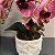 ARRANJO COM DUAS ORQUIDEAS ROSA EM VASO BRANCO COM DETALHES 38X23CM - Imagem 3