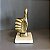 ESCULTURA JOIA POLEGAR EM ALUMINIO DOURADA COM BASE EM MARMORE 21X11CM - Imagem 4
