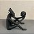 ESCULTURA HOMEM LENDO EM RESINA PRETO 22X13X22CM - Imagem 2