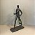 ESCULTURA DE CERAMICA HOMEM ANDANDO PRETO - Imagem 1