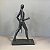ESCULTURA DE CERAMICA HOMEM ANDANDO PRETO - Imagem 4