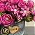 ARRANJO COM FLORES ROSAS EM VASO DE CERAMICA - Imagem 3