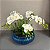 ARRANJO COM MINI ORQUÍDEAS BRANCAS E VASO AZUL DE CERAMICA - Imagem 1
