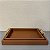 BANDEJA DECORATIVA EM MADEIRA COM REVESTIMENTO MARROM EM PU E METAL DOURADO M - Imagem 2