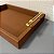 BANDEJA DECORATIVA EM MADEIRA COM REVESTIMENTO MARROM EM PU E METAL DOURADO M - Imagem 3